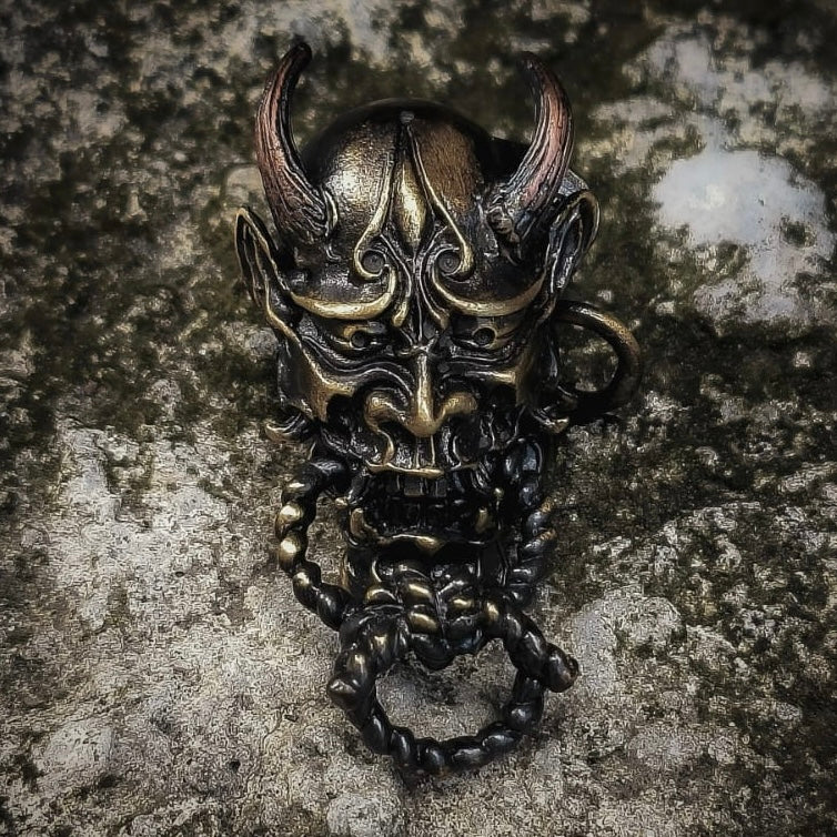 The Hannya paracord catapult shackle