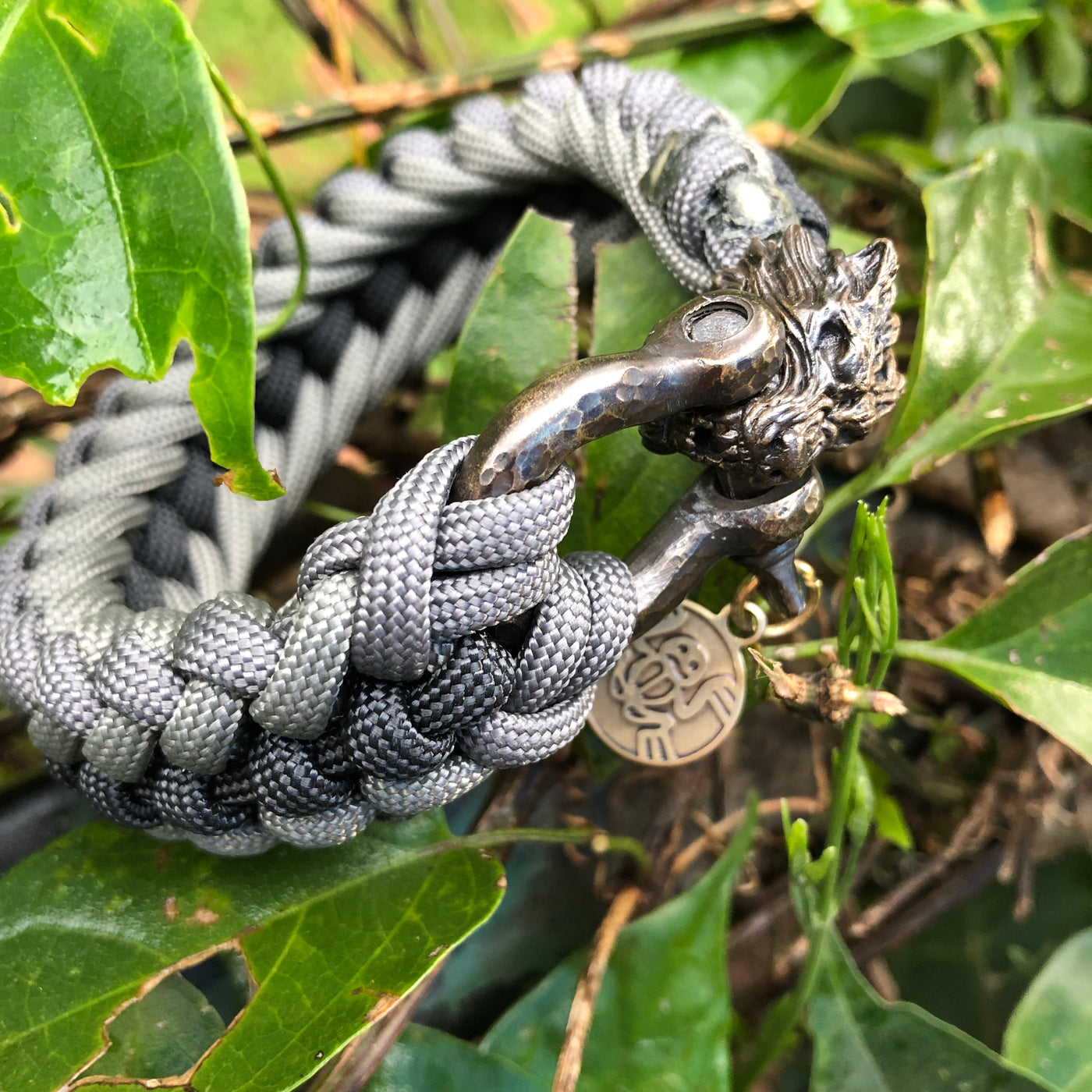 The Snarling Wolf paracord bracelet